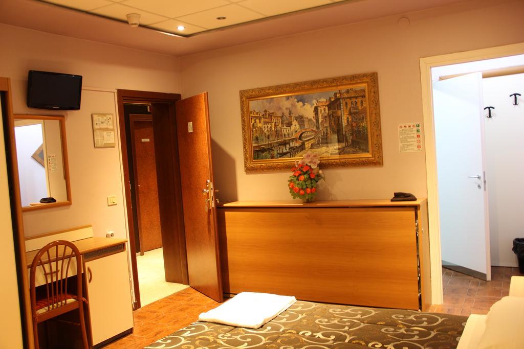 Hotel Saint Lorenz Reggio nell'Emilia Buitenkant foto